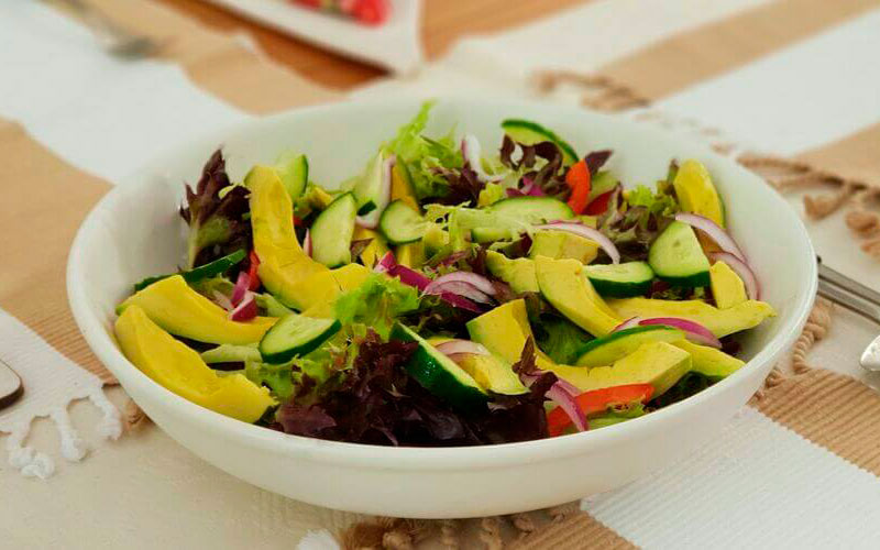 Salada de Quinoa com Abacate e Tomate