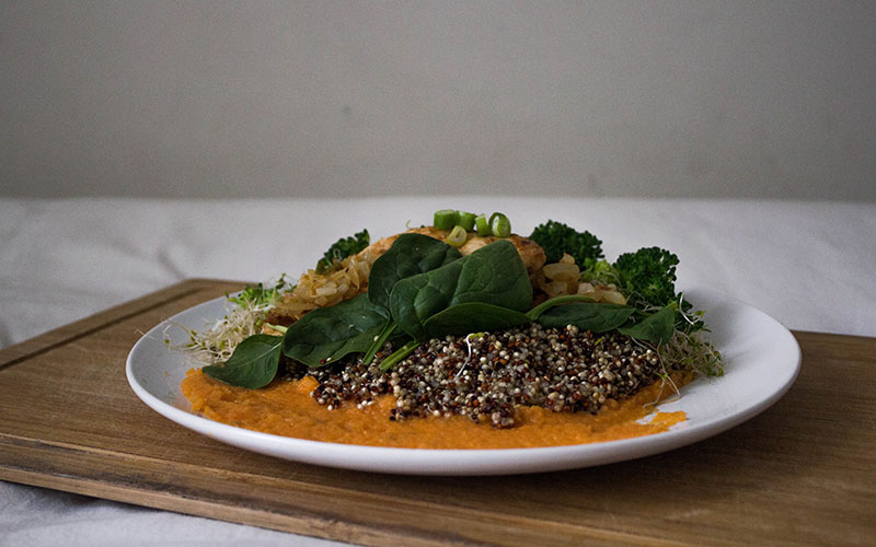 Salada de Quinoa e Legumes com Frango Grelhado